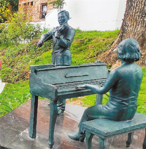 马思聪与王慕理雕像